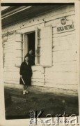 6.05.1932, Bohiń, pow. Brasław, woj. wileńskie, Polska.
Siedziba Agencji Pocztowej, stoi Maria Bujnowska, siostra Józefa Bujnowskiego. 
Fot. NN, zbiory Ośrodka KARTA, udostępniła Heide Pirwitz-Bujnowska.