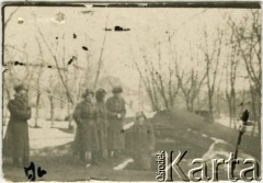 1941-1942, okolice Buzułuku, obł. Czkałowsk, ZSRR.
Polscy żołnierze przy ziemiance. 1. z lewej Jan Bujnowski, brat Józefa Bujnowskiego. 
Fot. NN, zbiory Ośrodka KARTA, udostępniła Heide Pirwitz-Bujnowska.