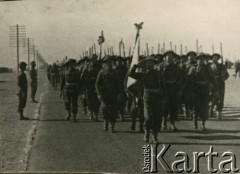 Ok. 1943, Bliski Wschód.
Defilada 13 Batalionu Strzelców 5 Wileńskiej Brygady Piechoty.
Fot. NN, zbiory Ośrodka KARTA, udostępniła Heide Pirwitz-Bujnowska.