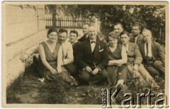 1933, Bohiń, pow. Brasław, woj. wileńskie, Polska.
Grupa osób w ogródku przy siedzibie władz gminy. 1. z lewej Maria Bujnowska.
Fot. NN, zbiory Ośrodka KARTA, udostępniła Heide Pirwitz-Bujnowska.