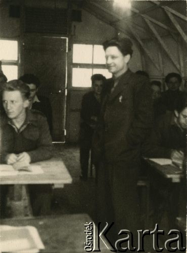 Po 1947, Cawthorne, Anglia, Wielka Brytania.
Józef Bujnowski (stoi) wśród słuchaczy kursów organizowanych dla Polaków przez Komitet do Spraw Oświaty.
Fot. NN, zbiory Ośrodka KARTA, udostępniła Heide Pirwitz-Bujnowska.