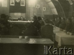 Po 1947, prawdopodobnie Cawthorne, Anglia, Wielka Brytania.
Mieszkańcy polskiego obozu, w głębi pod ścianą prawdopodobnie Józef Bujnowski.
Fot. NN, zbiory Ośrodka KARTA, udostępniła Heide Pirwitz-Bujnowska.