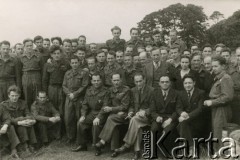 Po 1947, Cawthorne, Anglia, Wielka Brytania.
Prawdopodobnie wykładowcy kursów w polskim obozie wraz z uczniami, na dole 1. z prawej Józef Bujnowski.
Fot. NN, zbiory Ośrodka KARTA, udostępniła Heide Pirwitz-Bujnowska.