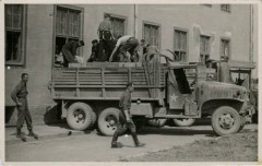 Po 29.04.1945, Murnau am Staffelsee, Bawaria, III Rzesza Niemiecka.
Oflag Murnau VII A. Polscy żołnierze pakują na amerykańską ciężarówkę paczki żywnościowe z magazynów gospodarskich.
Fot. NN, kolekcja Marcina Rudzińskiego, zbiory Ośrodka KARTA