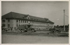 Po 29.04.1945, Murnau am Staffelsee, Bawaria, III Rzesza Niemiecka.
Żołnierze amerykańscy w wyzwolonym obozie jenieckim Oflag Murnau VII A. W głębi widoczny budynek koszarowy.
Fot. NN, kolekcja Marcina Rudzińskiego, zbiory Ośrodka KARTA