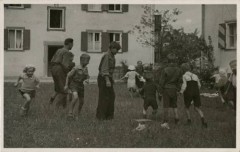 Po 29.04.1945, Murnau am Staffelsee, Bawaria, III Rzesza Niemiecka.
Żołnierz z pobliskiego obozu jenieckiego Oflag Murnau VII A podczas zabawy z dziećmi prawdopodobnie Polaków wywiezionych na roboty przymusowe do Niemiec.
Fot. NN, kolekcja Marcina Rudzińskiego, zbiory Ośrodka KARTA