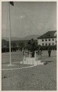 3.05.1945, Murnau am Staffelsee, Bawaria, III Rzesza Niemiecka.
Uroczystości z okazji święta Konstytucji 3 maja na placu w Oflagu Murnau VII A. Na podeście stoi gen. Juliusz Rómmel.
Fot. NN, kolekcja Marcina Rudzińskiego, zbiory Ośrodka KARTA
