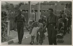 Po 29.04.1945, Murnau am Staffelsee, Bawaria, III Rzesza Niemiecka.
Żołnierze z pobliskiego obozu jenieckiego Oflag Murnau VII A opiekują się dziećmi prawdopodobnie Polaków wywiezionych na roboty przymusowe do Niemiec.
Fot. NN, kolekcja Marcina Rudzińskiego, zbiory Ośrodka KARTA