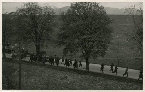 29.04.1945, Murnau am Staffelsee, Bawaria, III Rzesza Niemiecka.
Wyzwolenie niemieckiego obozu jenieckiego Murnau (Oflag VII A Murnau) przez żołnierzy amerykańskich. Na zdjęciu członkowie niemieckiej załogi obozowej idą do niewoli.
Fot. NN, kolekcja Marcina Rudzińskiego, zbiory Ośrodka KARTA