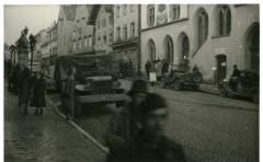 29.04.1945, Murnau am Staffelsee, Bawaria, III Rzesza Niemiecka.
Żołnierze amerykańscy stacjonują na jednej z ulic zdobytego niemieckiego miasteczka.
Fot. NN, kolekcja Marcina Rudzińskiego, zbiory Ośrodka KARTA