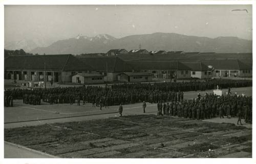 3.05.1945, Murnau am Staffelsee, Bawaria, III Rzesza Niemiecka.
Polscy żołnierze biorą udział w uroczystej mszy świętej z okazji święta Konstytucji 3 maja w niemieckim obozie jenieckim Oflag Murnau VII A.
Fot. NN, kolekcja Marcina Rudzińskiego, zbiory Ośrodka KARTA