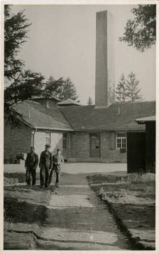 29.04.1945, prawdopodobnie Dachau, Bawaria, III Rzesza Niemiecka.
Wyzwolenie przez żołnierzy amerykańskich obozu koncentracyjnego KL Dachau. Na zdjęciu byli więźniowie stoją przed jednym z baraków.
Fot. NN, kolekcja Marcina Rudzińskiego, zbiory Ośrodka KARTA