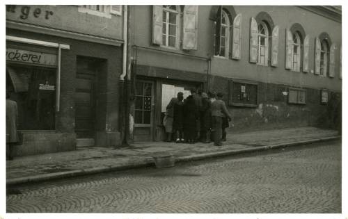 Po 29.04.1945, prawdopodobnie Murnau am Staffelsee, Bawaria, III Rzesza Niemiecka.
Grupa przechodniów czyta wywieszone na tablicy ogłoszenia.
Fot. NN, kolekcja Marcina Rudzińskiego, zbiory Ośrodka KARTA