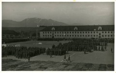 3.05.1945, Murnau am Staffelsee, Bawaria, III Rzesza Niemiecka.
Wyzwolony przez Amerykanów Oflagu Murnau VII A. Żołnierze biorą udział w uroczystości z okazji święta Konstytucji 3 maja na placu apelowym.
Fot. NN, kolekcja Marcina Rudzińskiego, zbiory Ośrodka KARTA