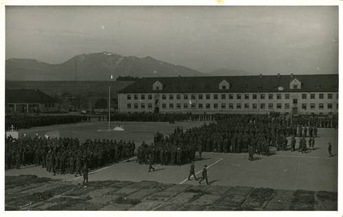 3.05.1945, Murnau am Staffelsee, Bawaria, III Rzesza Niemiecka.
Wyzwolony przez Amerykanów Oflagu Murnau VII A. Żołnierze biorą udział w uroczystości z okazji święta Konstytucji 3 maja na placu apelowym.
Fot. NN, kolekcja Marcina Rudzińskiego, zbiory Ośrodka KARTA