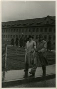 Po 29.04.1945, Murnau am Staffelsee, Bawaria, III Rzesza Niemiecka.
Mężczyźni spacerują po wyzwolonym przez wojska amerykańskie niemieckim obozie jenieckim Oflag Murnau VII A. Za nimi widać grupę żołnierzy. 
Fot. NN, kolekcja Marcina Rudzińskiego, zbiory Ośrodka KARTA