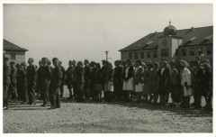 Ok. 6.05.1945, Murnau am Staffelsee, Bawaria, III Rzesza Niemiecka.
Żołnierze oraz kobiety biorą udział prawdopodobnie w spotkaniu z Naczelnym Wodzem Polskich Sił Zbrojnych gen. Tadeuszem Borem-Komorowskim.
Fot. NN, kolekcja Marcina Rudzińskiego, zbiory Ośrodka KARTA