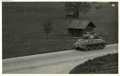 29.04.1945, Murnau am Staffelsee, Bawaria, III Rzesza Niemiecka.
Żołnierze amerykańscy na czołgu Sherman podczas wyzwalania niemieckiego obozu jenieckiego (Oflag Murnau VII A), w którym przetrzymywano głównie polskich oficerów Wojska Polskiego. 
Fot. NN, kolekcja Marcina Rudzińskiego, zbiory Ośrodka KARTA