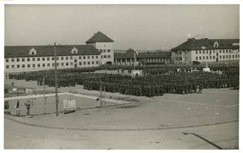 3.05.1945, Murnau am Staffelsee, Bawaria, III Rzesza Niemiecka. 
Polscy żołnierze biorą udział we mszy świętej z okazji święta Konstytucji 3 maja na placu apelowym w niemieckim obozie jenieckim Oflag Murnau VII A, wyzwolonym przez wojska amerykańskie. 
Fot. NN, kolekcja Marcina Rudzińskiego, zbiory Ośrodka KARTA