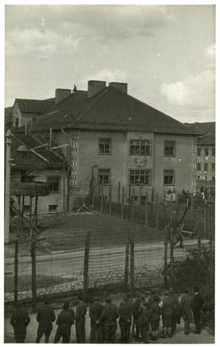 29.04.1945, Murnau am Staffelsee, Bawaria, III Rzesza Niemiecka.
Żołnierze oczekują na wyzwolenie niemieckiego obozu jenieckiego Oflag Murnau VII A przez wojska amerykańskie.
Fot. NN, kolekcja Marcina Rudzińskiego, zbiory Ośrodka KARTA