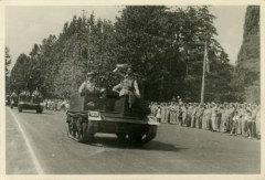 1945-1946, Włochy.
Żołnierze 5 Kresowej Dywizji Piechoty 2 Korpusu Polskiego Polskich Sił Zbrojnych na Zachodzie biorą udział w defiladzie wojskowej.
Fot. NN, kolekcja Marcina Rudzińskiego, zbiory Ośrodka KARTA