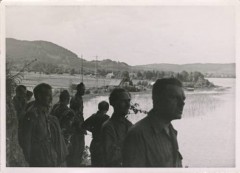 1945-1946, Włochy.
Żołnierze 5 Kresowej Dywizji Piechoty 2 Korpusu Polskiego Polskich Sił Zbrojnych na Zachodzie podczas wycieczki nad jeziorem.
Fot. NN, kolekcja Marcina Rudzińskiego, zbiory Ośrodka KARTA
