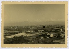 1945-1946, Włochy.
Panorama włoskiej wsi. W głębi widoczny zarys gór. 
Fot. NN, kolekcja Marcina Rudzińskiego, zbiory Ośrodka KARTA