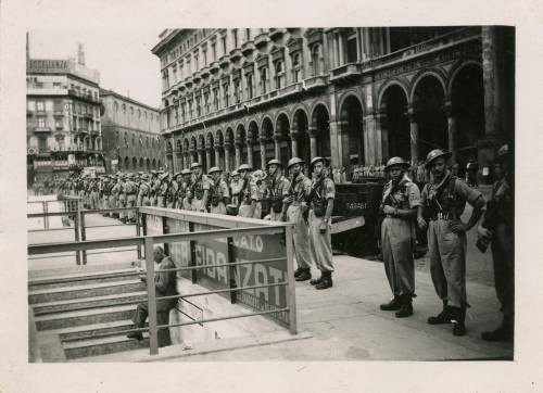 15.08.1946, Mediolan, Włochy.
Święto Wojska Polskiego na Placu Katedralnym. Żołnierze 5 Kresowej Dywizji Piechoty 2 Korpusu Polskiego PSZ na Zachodzie podczas uroczystej defilady wojskowej. 
Fot. NN, kolekcja Marcina Rudzińskiego, zbiory Ośrodka KARTA