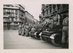 15.08.1946, Mediolan, Włochy.
Święto Wojska Polskiego na Placu Katedralnym. Żołnierze 5 Kresowej Dywizji Piechoty 2 Korpusu Polskiego Polskich Sił Zbrojnych na Zachodzie podczas uroczystej defilady wojskowej. 
Fot. NN, kolekcja Marcina Rudzińskiego, zbiory Ośrodka KARTA