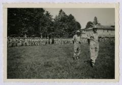 1945-1946, Włochy.
Żołnierze 5 Kresowej Dywizji Piechoty 2 Korpusu Polskiego Polskich Sił Zbrojnych na Zachodzie podczas zbiórki w obozie wojskowym. Na pierwszym planie stoją oficerowie. 
Fot. NN, kolekcja Marcina Rudzińskiego, zbiory Ośrodka KARTA