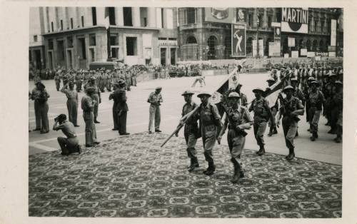 15.08.1946, Mediolan, Włochy.
Święto Wojska Polskiego. Żołnierze 5 Kresowej Dywizji Piechoty 2 Korpusu Polskiego Polskich Sił Zbrojnych na Zachodzie biorą udział w defiladzie wojskowej na Placu Katedralnym.
Fot. NN, kolekcja Marcina Rudzińskiego, zbiory Ośrodka KARTA