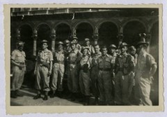 15.08.1946, Mediolan, Włochy.
Święto Wojska Polskiego na Placu Katedralnym. Żołnierze 5 Kresowej Dywizji Piechoty 2 Korpusu Polskiego Polskich Sił Zbrojnych na Zachodzie pozują do wspólnego zdjęcia. W pierwszym rzędzie 3. z lewej stoi Marcin Rudziński.
Fot. NN, kolekcja Marcina Rudzińskiego, zbiory Ośrodka KARTA