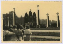 1945-1946, Włochy.
Msza polowa, w której biorą udział kobiety-żołnierze z Polskich Sił Zbrojnych na Zachodzie.
Fot. NN, kolekcja Marcina Rudzińskiego, zbiory Ośrodka KARTA