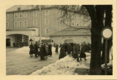 1945-1946, Włochy.
Żołnierze uczestniczą w pogrzebie.
Fot. NN, kolekcja Marcina Rudzińskiego, zbiory Ośrodka KARTA