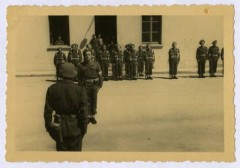 1945-1946, Włochy.
Żołnierze 5 Kresowej Dywizji Piechoty 2 Korpusu Polskiego Polskich Sił Zbrojnych na Zachodzie podczas zbiórki. 
Fot. NN, kolekcja Marcina Rudzińskiego, zbiory Ośrodka KARTA