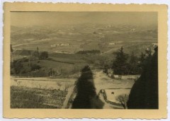 1945-1946, prawdopodobnie Custoza, Werona, Włochy.
Widok na okoliczne miejscowości z tarasu widokowego znajdującego się na ossuarium. 
Fot. NN, kolekcja Marcina Rudzińskiego, zbiory Ośrodka KARTA