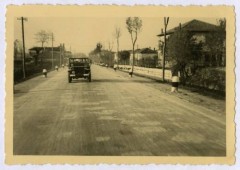 1945-1946, Włochy.
Żołnierze 5 Kresowej Dywizji Piechoty 2 Korpusu Polskiego Polskich Sił Zbrojnych na Zachodzie w samochodzie Willys MB przejeżdżają przez miasto. 
Fot. NN, kolekcja Marcina Rudzińskiego, zbiory Ośrodka KARTA