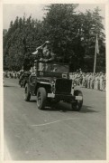 1945-1946, Włochy.
Żołnierze 5 Kresowej Dywizji Piechoty 2 Korpusu Polskiego Polskich Sił Zbrojnych na Zachodzie w samochodzie Willys MB uczestniczą w defiladzie wojskowej. 
Fot. NN, kolekcja Marcina Rudzińskiego, zbiory Ośrodka KARTA