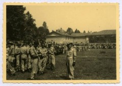 1945-1946, Włochy.
Żołnierze 2 Korpusu Polskiego PSZ na Zachodzie w obozie wojskowym. 
Fot. NN, kolekcja Marcina Rudzińskiego, zbiory Ośrodka KARTA