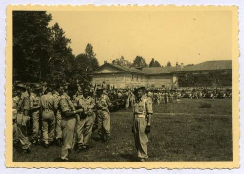 1945-1946, Włochy.
Żołnierze 2 Korpusu Polskiego PSZ na Zachodzie w obozie wojskowym. 
Fot. NN, kolekcja Marcina Rudzińskiego, zbiory Ośrodka KARTA