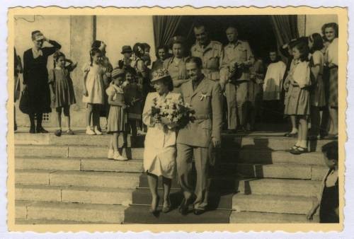 1945-1946, prawdopodobnie Mantua, Włochy.
Ślub żołnierza 2 Korpusu Polskiego PSZ na Zachodzie. Na zdjęciu państwo młodzi wychodzą z kościoła. Za panem młodym 1. z prawej idzie Marcin Rudziński.
Fot. NN, kolekcja Marcina Rudzińskiego, zbiory Ośrodka KARTA