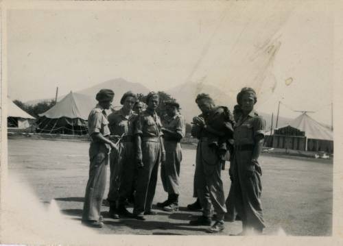 5.09.1946, Włochy.
Żołnierze z 2 Korpusu Polskiego PSZ na Zachodzie w obozie przejściowym dla żołnierzy wracających do Polski. W głębi widoczny wulkan Wezuwiusz.
Fot. NN, kolekcja Marcina Rudzińskiego, zbiory Ośrodka KARTA