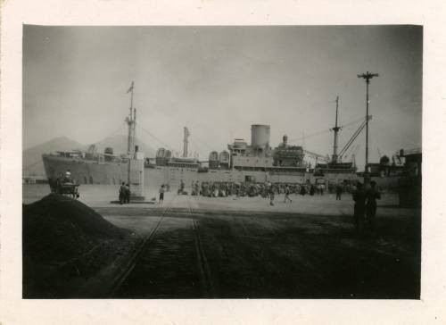 1945-1946, prawdopodobnie Neapol, Włochy.
Zdemobilizowani żołnierze Polskich Sił Zbrojnych na Zachodzie wchodzą na statek, którym popłyną do Polski.
Fot. NN, kolekcja Marcina Rudzińskiego, zbiory Ośrodka KARTA