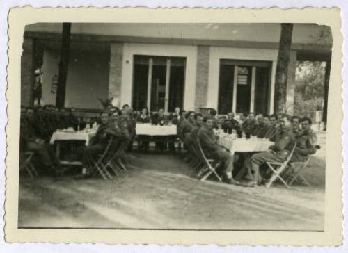 1945-1946, Włochy.
Żołnierze 5 Kresowej Dywizji Piechoty 2 Korpusu Polskiego Polskich Sił Zbrojnych na Zachodzie podczas spotkania towarzyskiego.
Fot. NN, kolekcja Marcina Rudzińskiego, zbiory Ośrodka KARTA