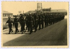 1945-1946, Włochy.
Maszerujący żołnierze 2 Korpusu Polskiego PSZ na Zachodzie w obozie wojskowym.
Fot. NN, kolekcja Marcina Rudzińskiego, zbiory Ośrodka KARTA