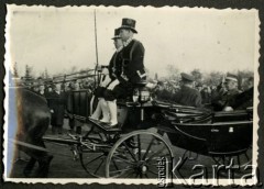 15.11.1936, Wyrzysk, woj. poznańskie, Polska.
Uroczystość przekazania broni ufundowanej przez ludność powiatu wyrzyskiego z udziałem marszałka Edwarda Rydza-Śmigłego (salutuje). W dorożce również wojewoda poznański Artur Maruszewski (przy Rydzu-Śmigłym).
Fot. NN, kolekcja Jana Gozdawy-Gołębiowskiego, zbiory Ośrodka KARTA