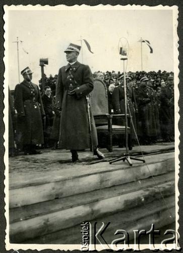 15.11.1936, Wyrzysk, woj. poznańskie, Polska.
Uroczystość przekazania broni ufundowanej przez ludność powiatu wyrzyskiego z udziałem marszałka Edwarda Rydza-Śmigłego (przy mikrofonie).
Fot. NN, kolekcja Jana Gozdawy-Gołębiowskiego, zbiory Ośrodka KARTA