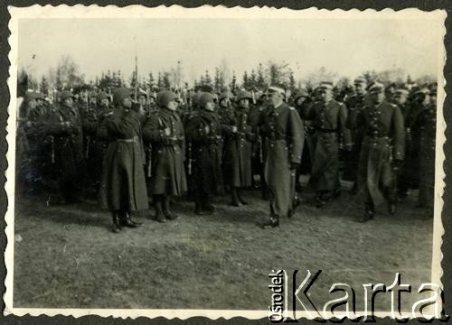 15.11.1936, Wyrzysk, woj. poznańskie, Polska.
Uroczystość przekazania broni ufundowanej przez ludność powiatu wyrzyskiego. Marszałek Edward Rydz-Śmigły przechodzi przed frontem kompanii honorowej 61 Pułku Piechoty Wielkopolskiej.
Fot. NN, kolekcja Jana Gozdawy-Gołębiowskiego, zbiory Ośrodka KARTA