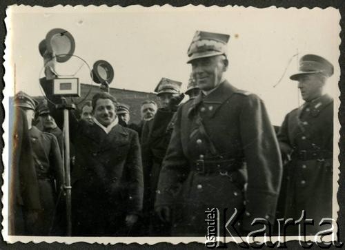 15.11.1936, Wyrzysk, woj. poznańskie, Polska.
Uroczystość przekazania broni ufundowanej przez ludność powiatu wyrzyskiego z udziałem marszałka Edwarda Rydza-Śmigłego. Na drugim planie wiwatują żołnierze i ludność cywilna m.in. przy mikrofonie starosta wyrzyski Ludwik Muzyczka (w białym szaliku).
Fot. NN, kolekcja Jana Gozdawy-Gołębiowskiego, zbiory Ośrodka KARTA