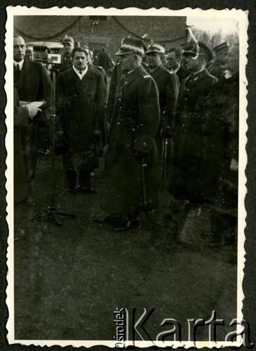 15.11.1936, Wyrzysk, woj. poznańskie, Polska.
Uroczystość przekazania broni ufundowanej przez ludność powiatu wyrzyskiego z udziałem marszałka Edwarda Rydza-Śmigłego. Na drugim planie, przy mikrofonie starosta wyrzyski Ludwik Muzyczka, za Rydzem-Śmigłym obok starosty generał Tadeusz Kasprzycki.
Fot. NN, kolekcja Jana Gozdawy-Gołębiowskiego, zbiory Ośrodka KARTA